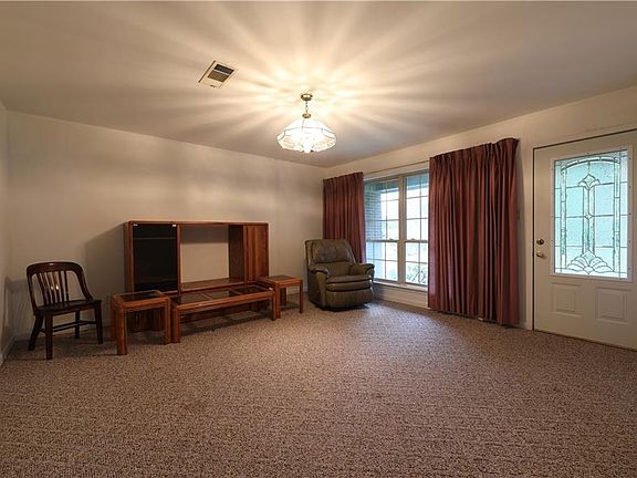 4th image of 506 Holiday Cir
