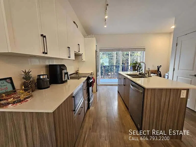 3 bed, 2.5 bath, 1267 sqft, $2,600 — Photo 4