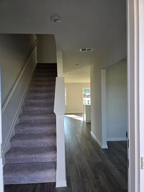 4 bed, 3.0 bath, 2014 sqft, $2,100 — Photo 3