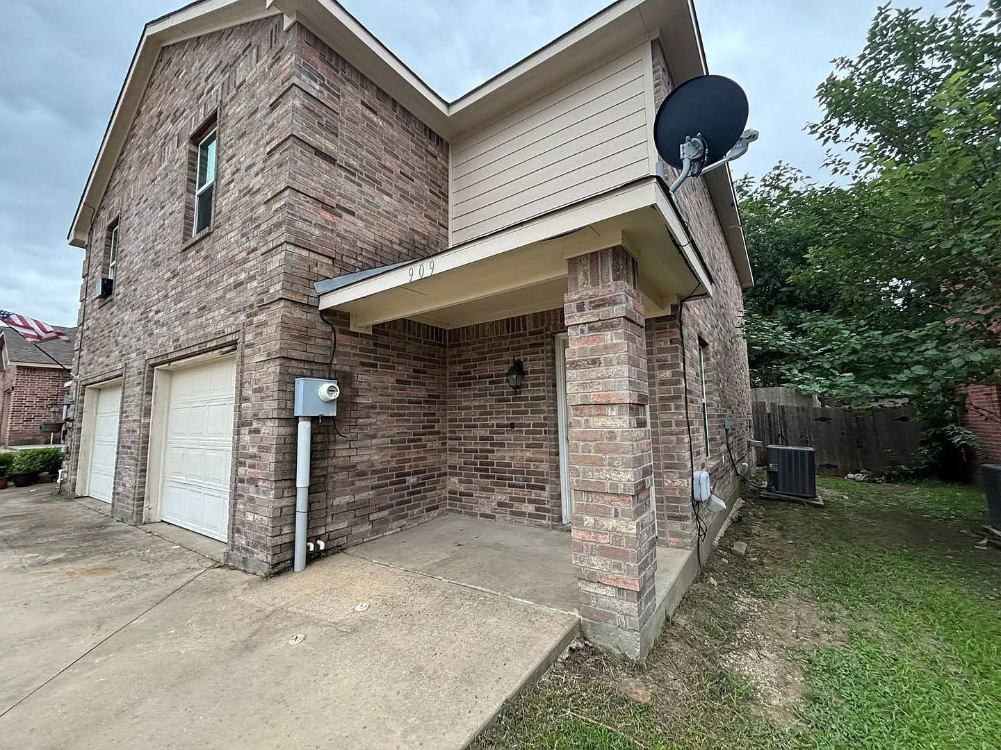 Spacious 2-Story Duplex With Private Fenced Yard — Photo 3