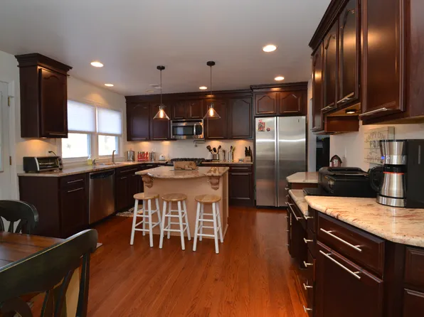 11 Elmwood Ct, Livingston, NJ 07039