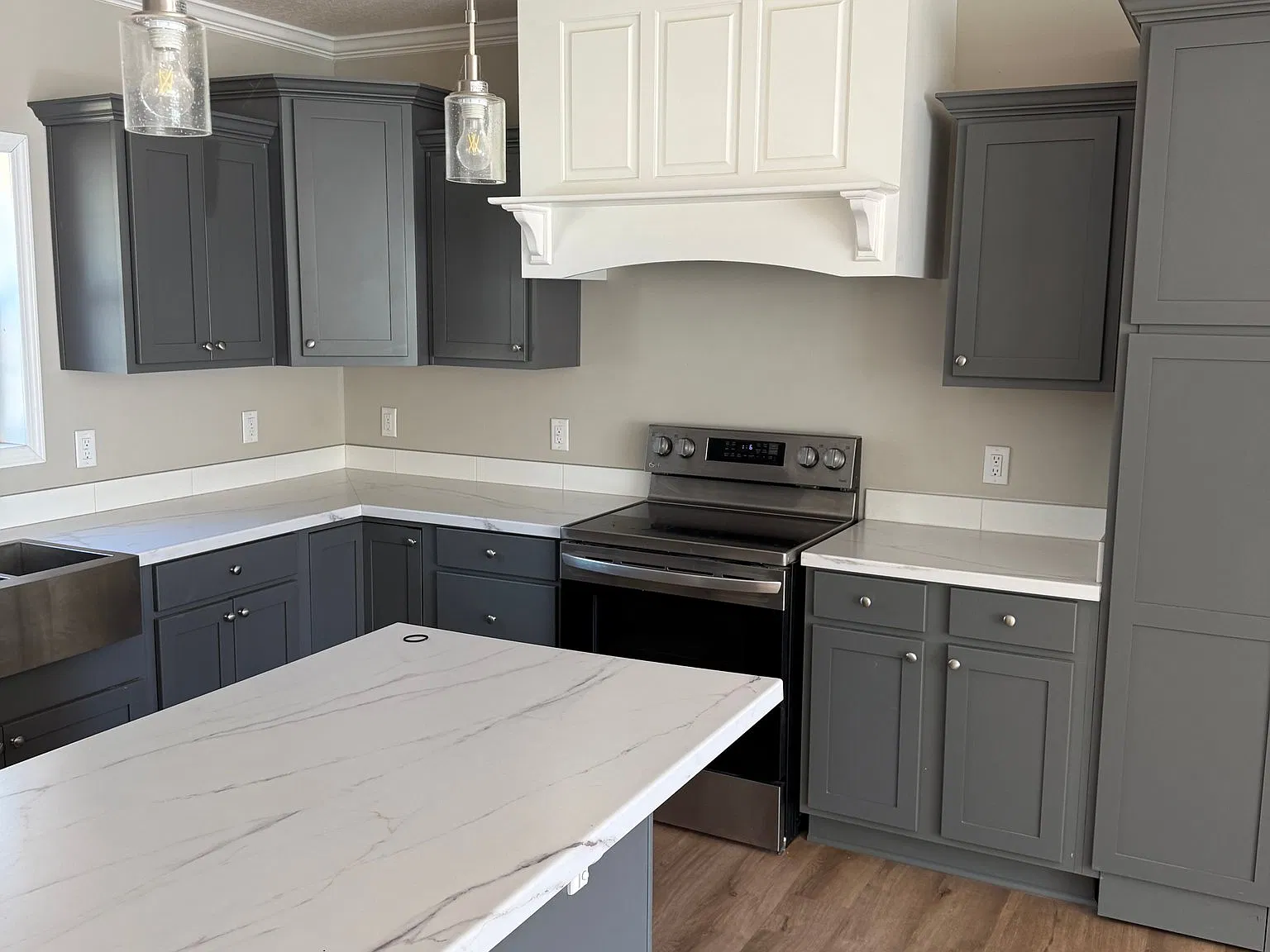 Nearly new Franklin Home — Photo 3