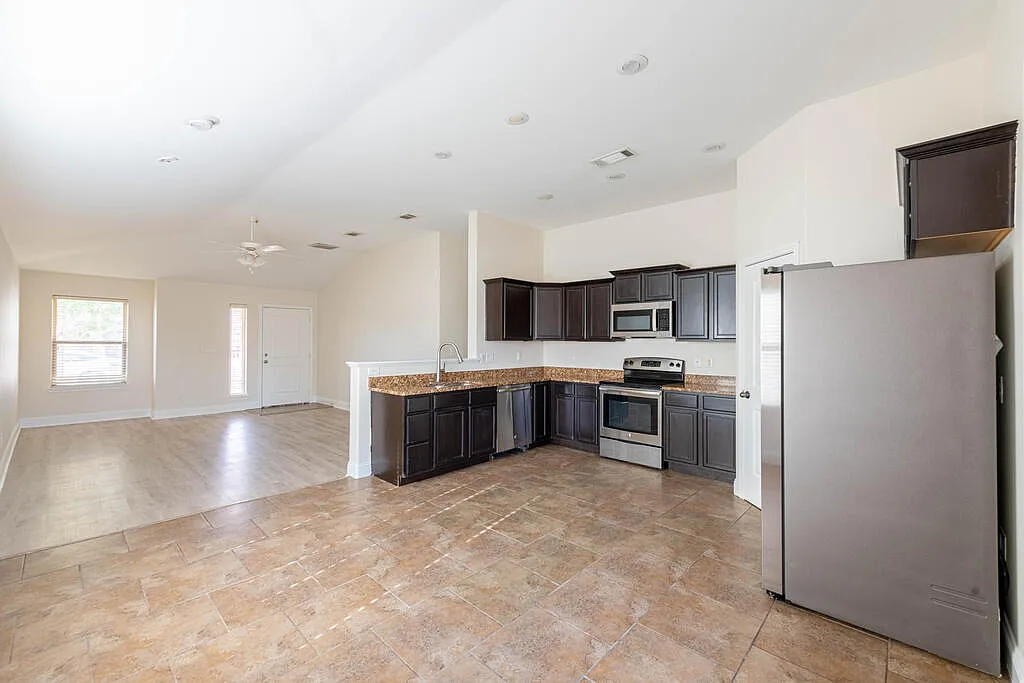 3 bed, 2.0 bath, 1474 sqft, $2,400 — Photo 3