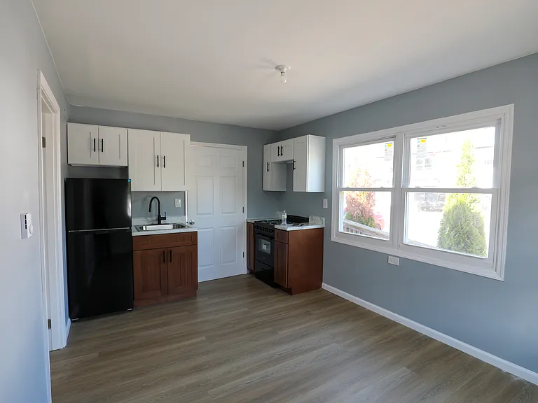 150-154 W Main St #2 — Photo 5
