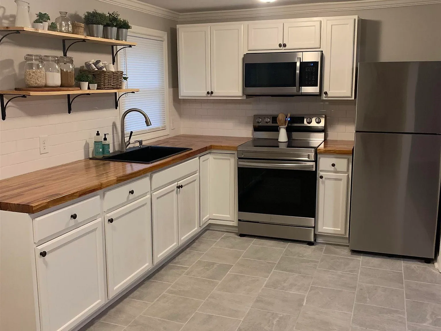 3 bed, 1.0 bath, 1200 sqft, $1,350 — Photo 2