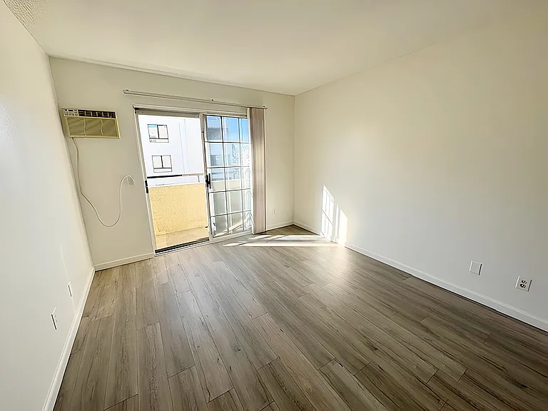 3963 Melrose Ave #4 — Photo 9