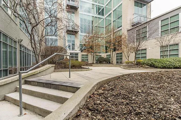 60 E Spring St #202 — Photo 2