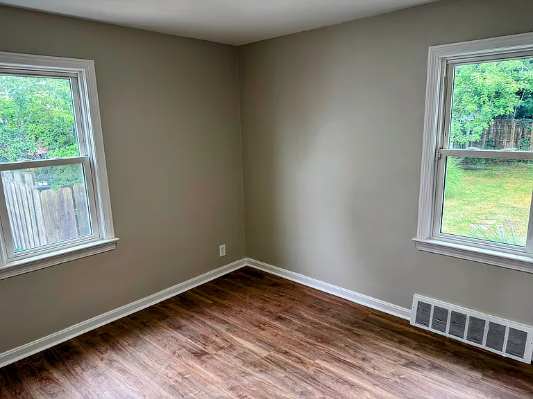 10806 Plymouth Ave — Photo 15