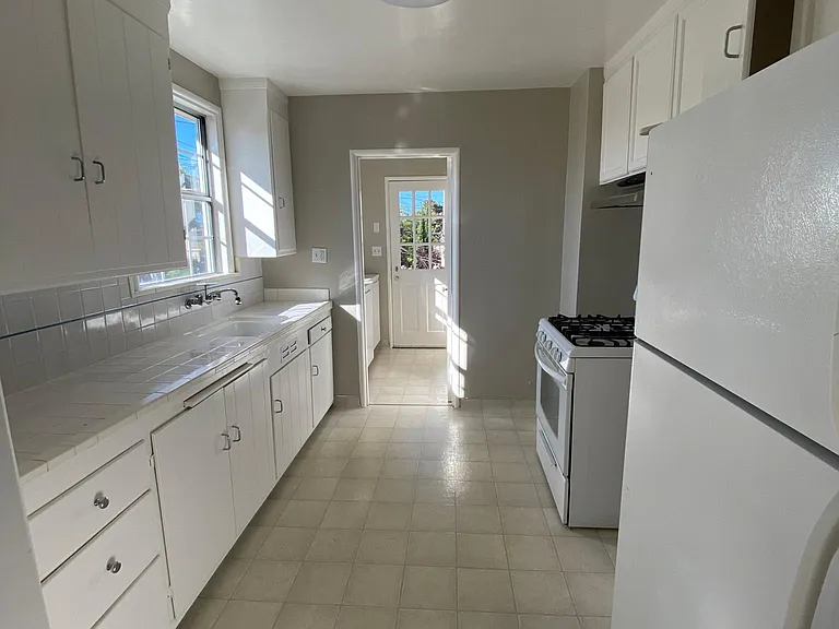 1155 Broadway #C — Photo 2