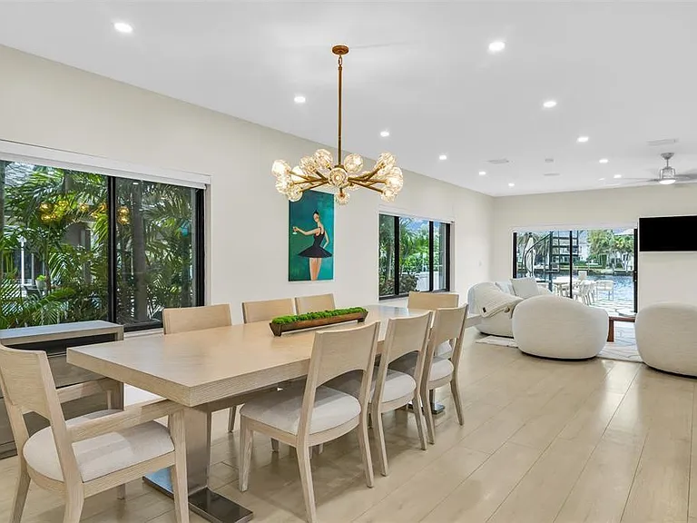 319 S Riverside Dr — Photo 18