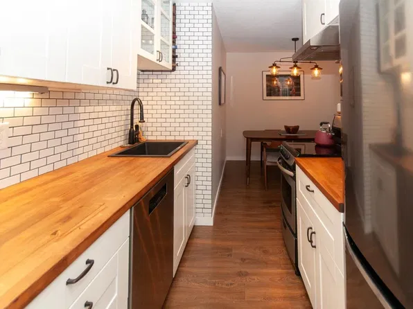 120 E 4th St, North Vancouver, BC