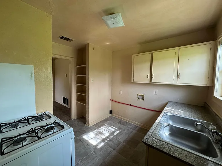 722 Sutton Dr — Photo 10