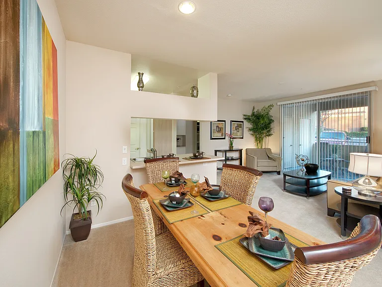 Las Flores Apartment Homes — Photo 34