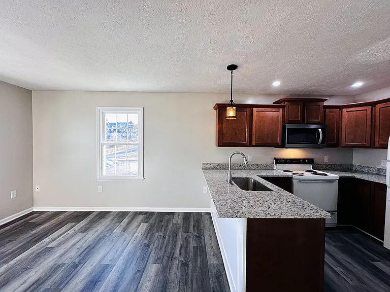 401 Woodland Cir #9 — Photo 6