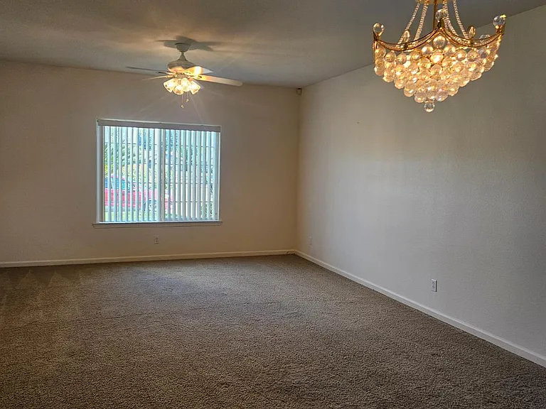 580 W Sunset St — Photo 4