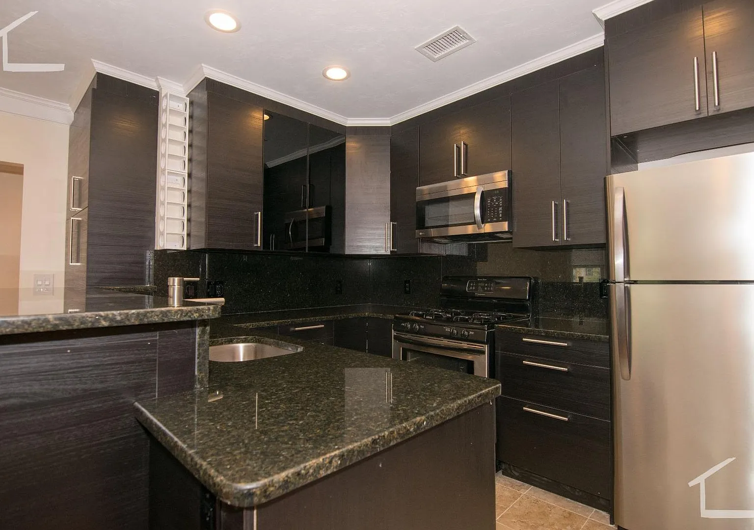 Penthouse Style 4 bed 3 bath in Brookline — Photo 4