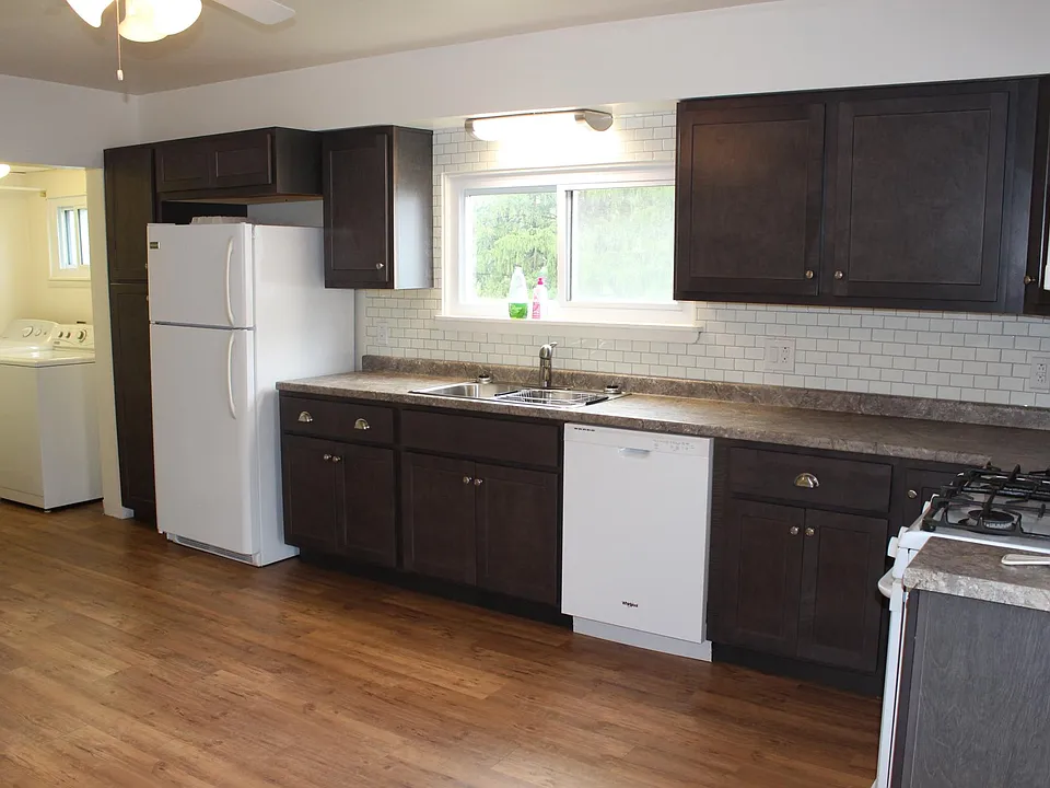 17' x 13'6" Eat-in Kitchen