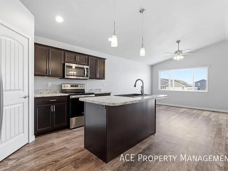 624 Civil Way — Photo 1
