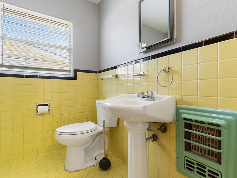 210 Dryden — Photo 18