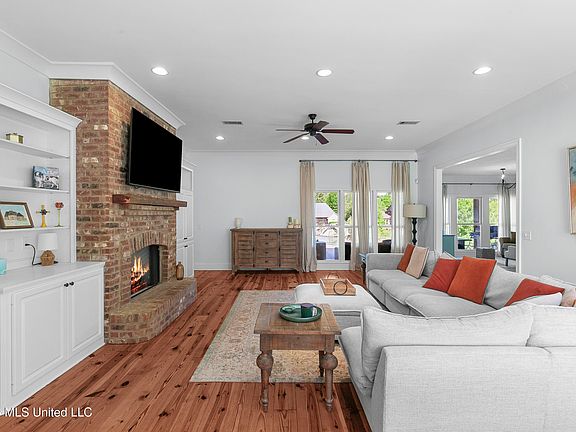 5th image of 107 Beaufort Cir