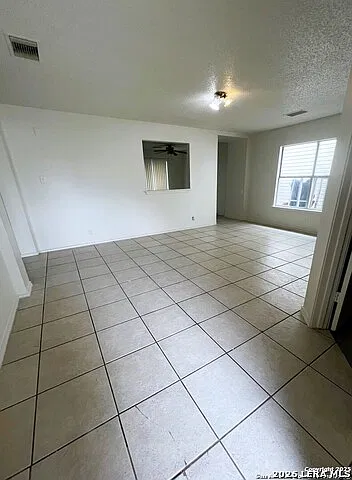 3 bed, 1.0 bath, 1250 sqft, $1,350 — Photo 2