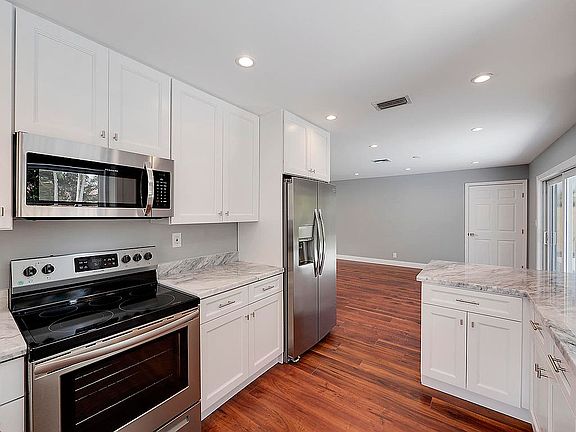 5th image of 338 Wellesley Dr