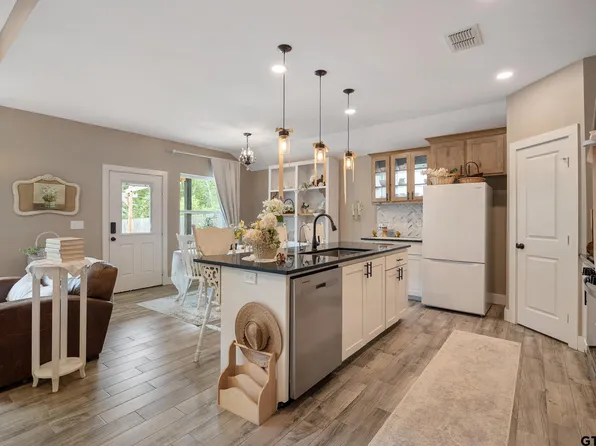 16030 Crossing Cir, Lindale, TX 75771