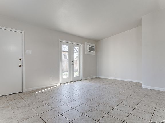 4th image of 710 SAIPAN PL