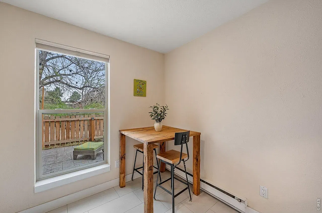 2 bed, 820 sqft, $2,100 — Photo 2