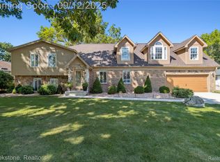 28678 Chatham Rd, Grosse Ile, MI 48138