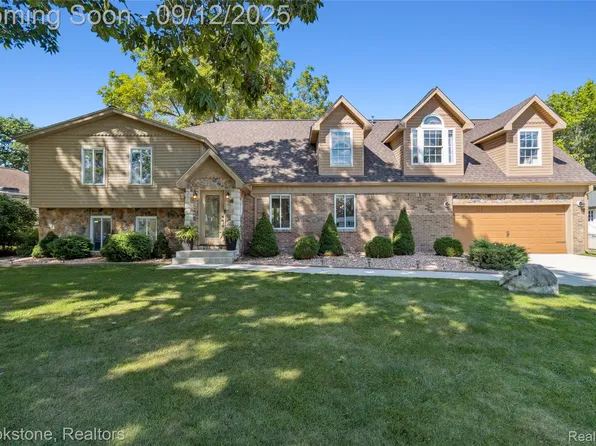 28678 Chatham Rd, Grosse Ile, MI 48138