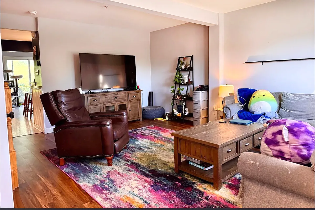 3 bed, 2400 sqft, $2,300 — Photo 2