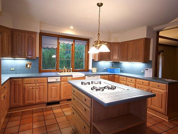 5th image of 340 Belle Foret Dr