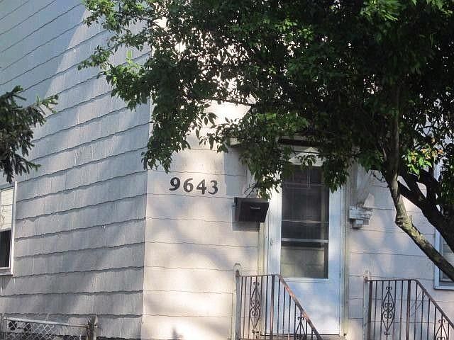 2nd image of 9643 S Escanaba Ave
