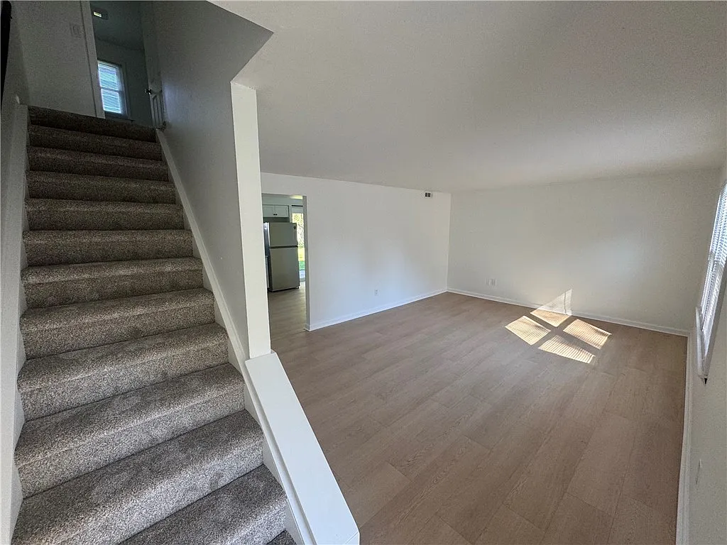 2 bed, 1.0 bath, 1172 sqft, $1,700 — Photo 3
