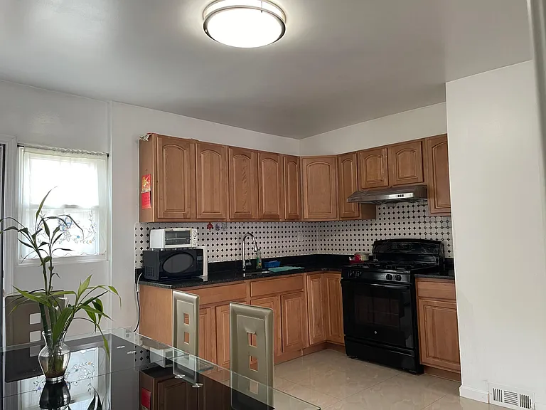 2732 S Marshall St — Photo 3