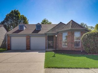 9692 Pine Ridge East Dr, Fishers, IN 46038