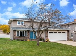333 Clearwater Ct, Carol Stream, IL 60188
