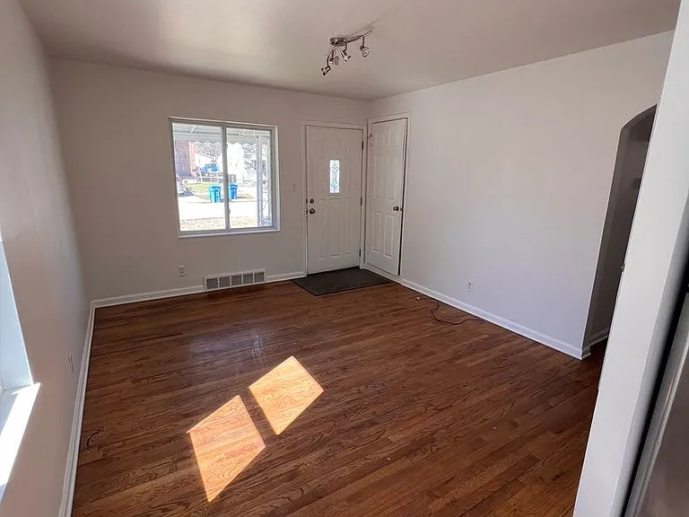 4565 Fleming St — Photo 13