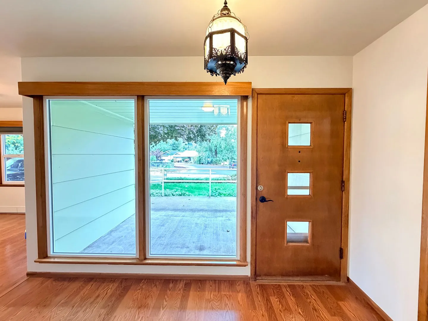 4 Bed/1.5 Bath In Cashmere! Large Yard, Two Living Spaces, Extra Room & Storage! Spacious Living! — Photo 4