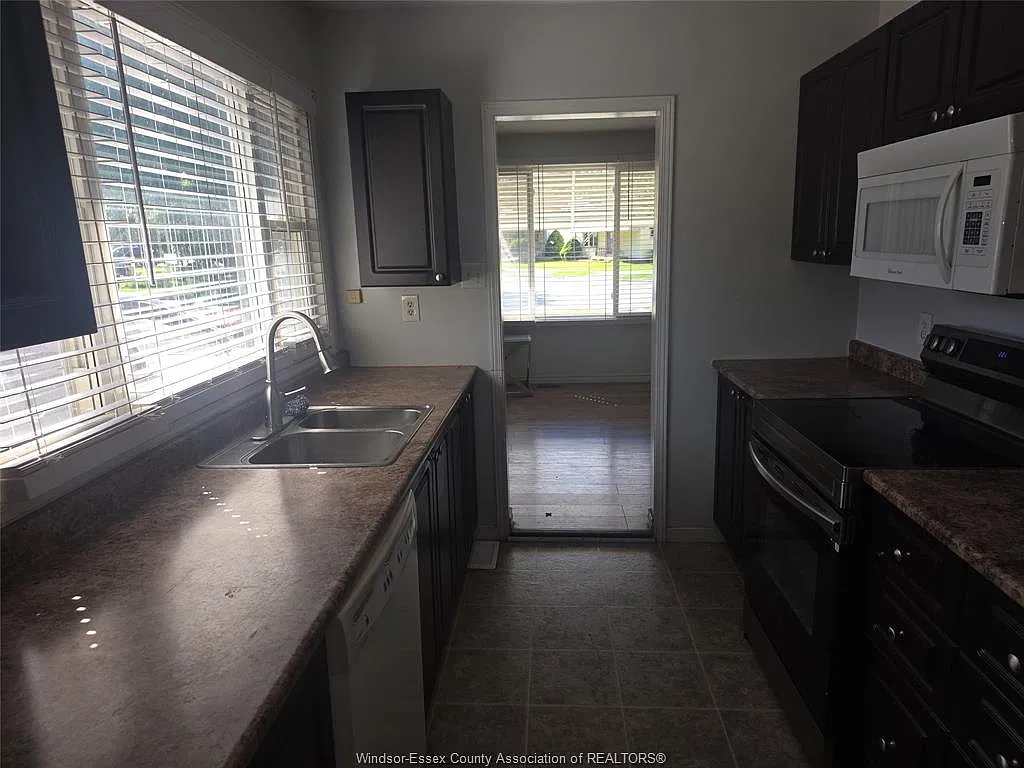 3 bed, $1,900 — Photo 3