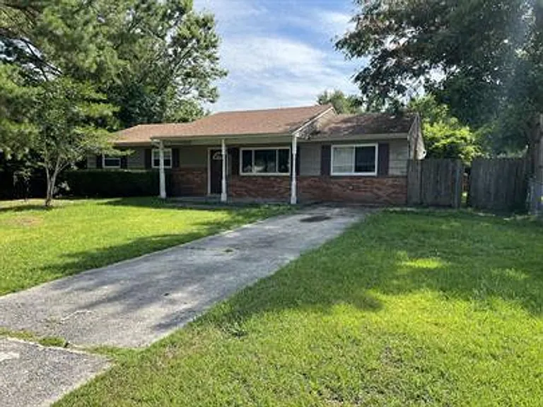 504 Holly Ct — Photo 2