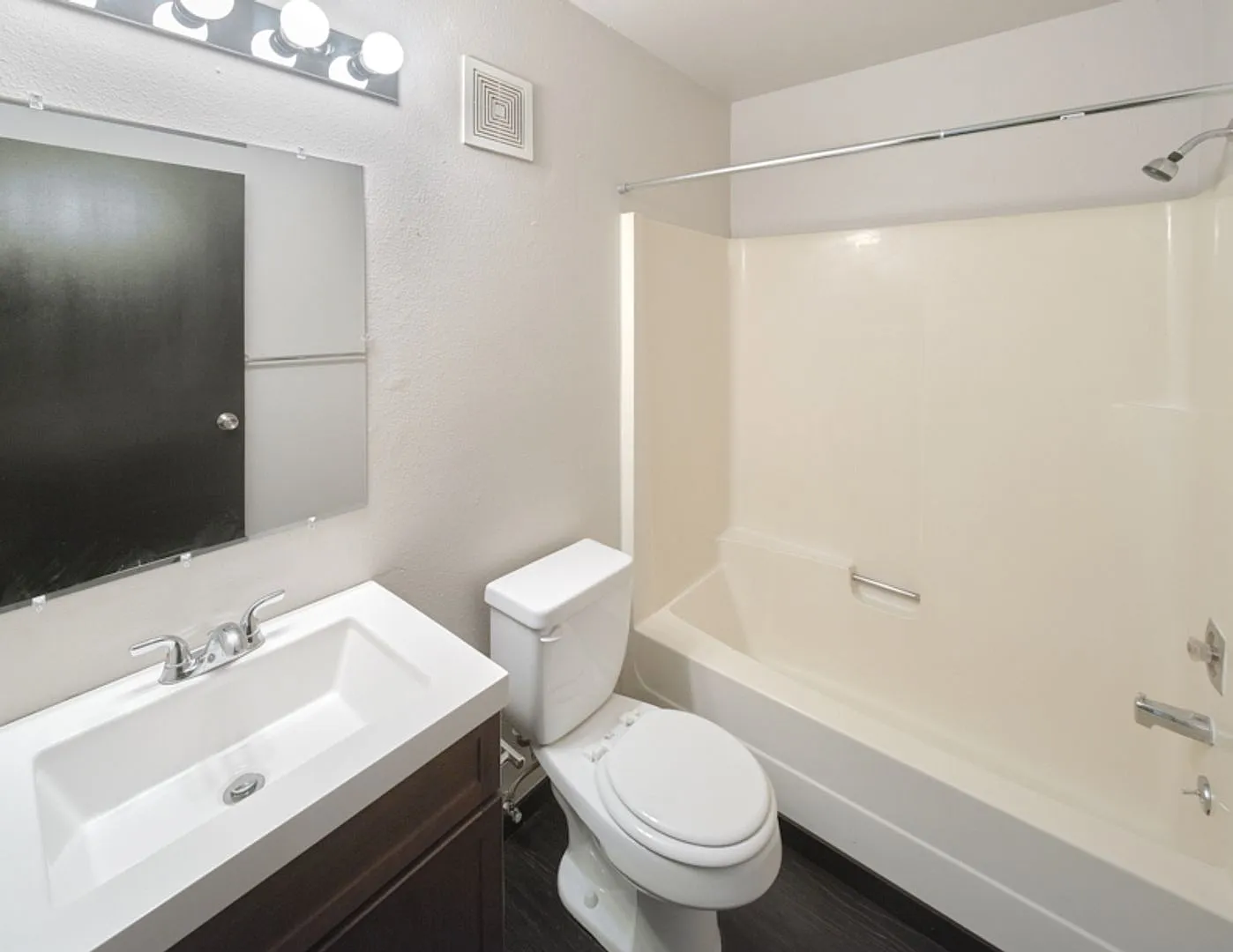 Willow Creek Townhomes — Photo 4