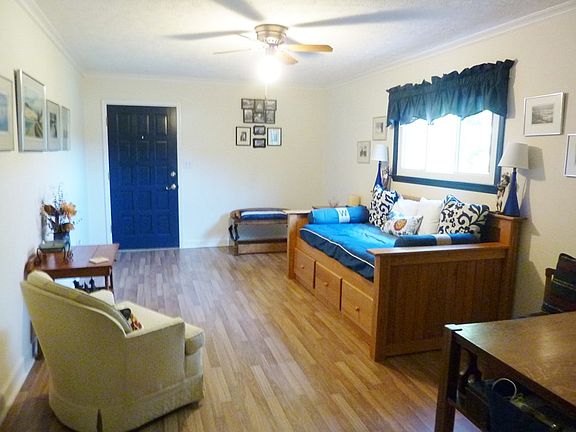 4th image of 445 Robertson Ln