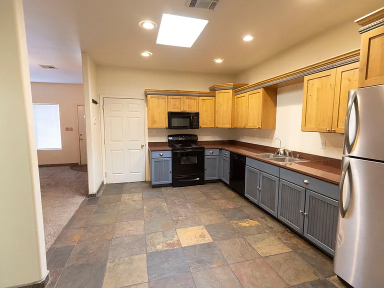 1635 Spruce Ave — Photo 9