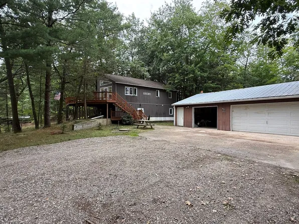 5700 Lakeshore Ct, Pentwater, MI 49449