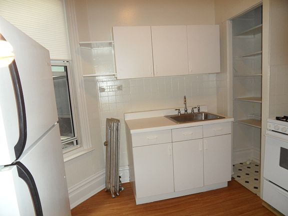 3rd image of 1467 W Cuyler Ave APT 6C