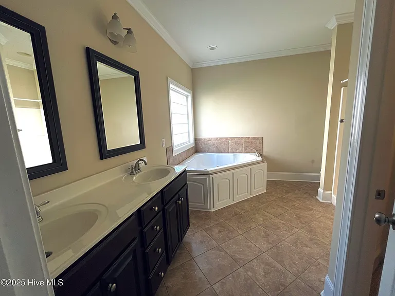 1860 Cambria Dr #B — Photo 16