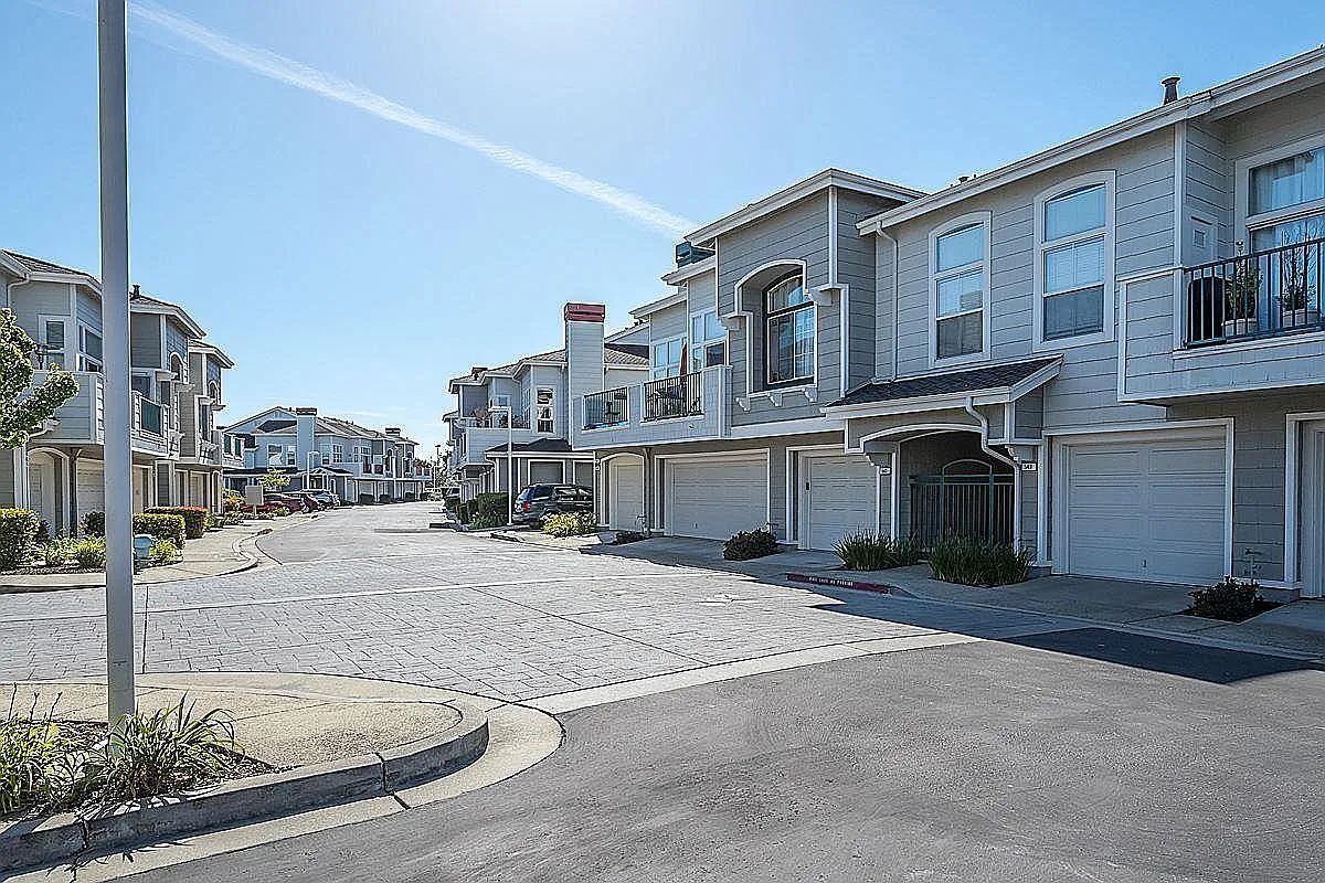 2 bed, 2.5 bath, 1425 sqft, $5,350 — Photo 1