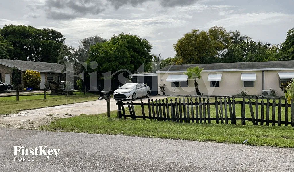 2 bed, 1.0 bath, 744 sqft, $2,170 — Photo 2